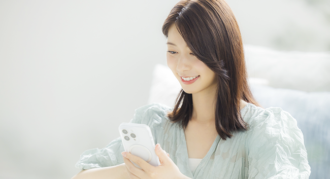 スマホでAI検索している女性